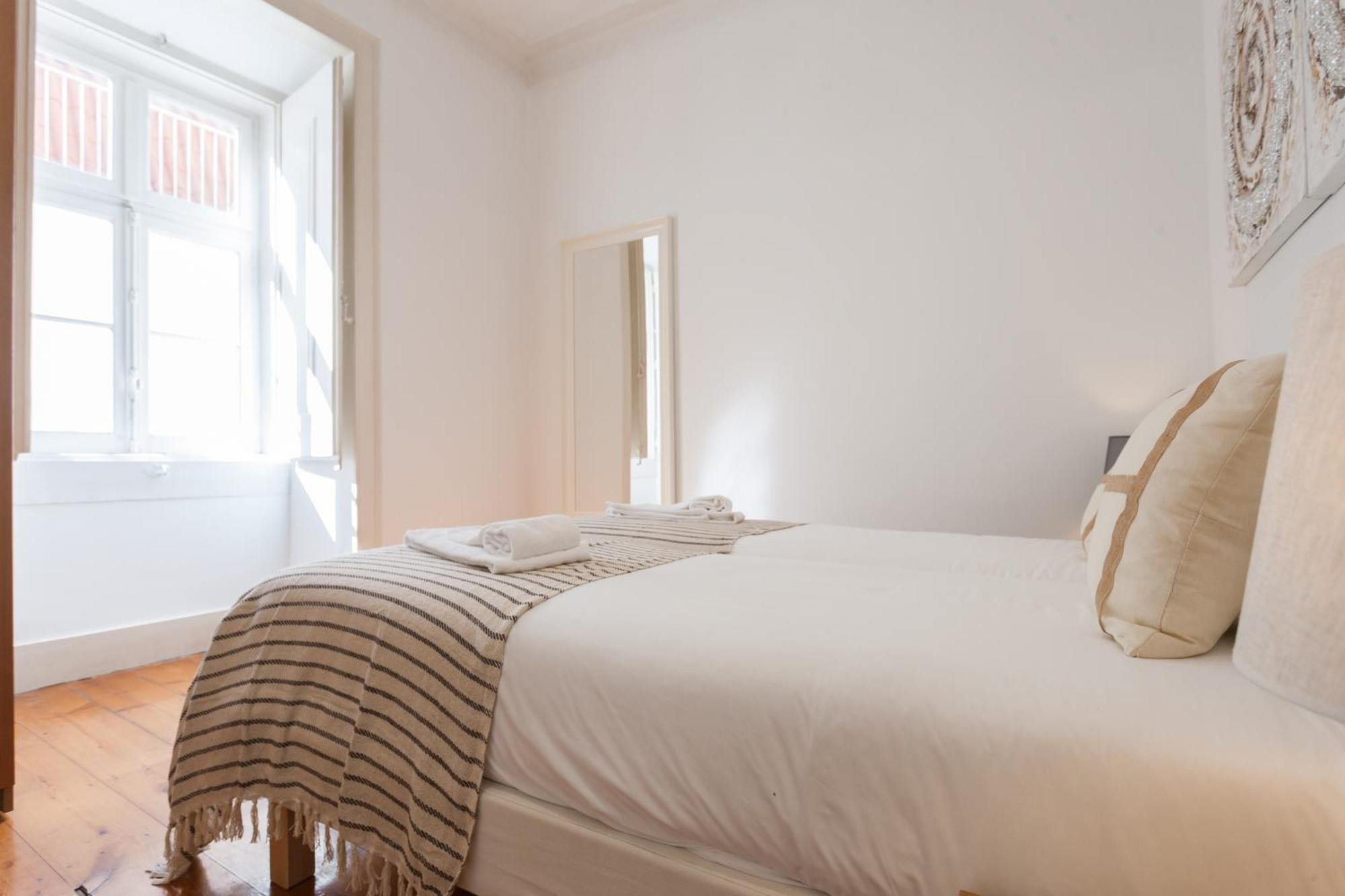 Tejo Vintage Three-Bedroom Apartment - By Lu Holidays ลิสบอน ภายนอก รูปภาพ